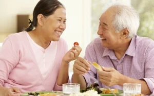Ngoài ra việc bổ sung đầy đủ chất dinh dưỡng sẽ giúp xương hàm luôn chắc khỏe.