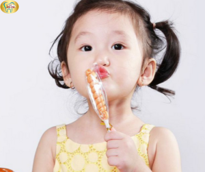 Cha mẹ nên hạn chế cho trẻ ăn uống đồ ngọt như kẹo, bánh, và nước ngọt để tránh ảnh hưởng đến răng sữa của bé.