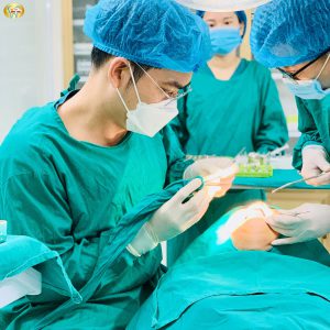 Những trường hợp tiêu xương, xương hàm yếu hoặc mỏng không đủ độ dày để giữ trụ Implant thì cần phải ghép xương.