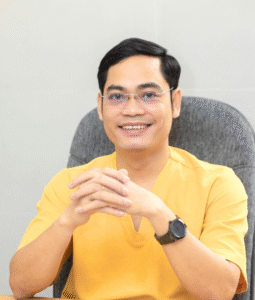 Thạc sĩ- Bác sĩ Nguyễn Tất Tuấn. Giám đốc Nha Khoa Răng Xinh, là chuyên gia hàng đầu về chỉnh nha tại Hà Tĩnh.