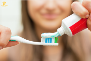 Đánh răng 2 lần/ngày với kem đánh răng có fluoride.