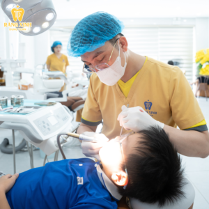 Bác sĩ kiểm tra răng